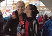 Spontanes Küsschen von Katrin Bünter für die neue EVM-Vereinsmeisterin Christina Niederer. (Bild: Lucia Frei)