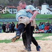 Erfolgreiche Saison mit dreimal Eichenlaub: Beda Coray (oben) besiegt am St. Galler Kantonalen den Zürcher-Oberländer Roman Schnurrenberger. (Bilder: pd)