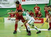 Waldkirchs Sandro Büchel (rechts) im Zweikampf mit dem Thuner Florian Witschi. (Bild: Niklaus Schmid)