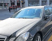 Eine dicke Schicht Wüstenstaub liegt auf dem Auto. (Bild: Elisabeth Reisp)