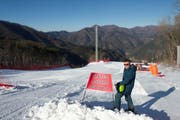 Sogar auf der Skipiste trifft Regisseur Beni Giger auf koreanische Wörter. (Bild: PD)