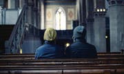 Für einmal ganz ruhig: Die Künstlerzwillinge Patrik und Frank Ricklin in der Kirche. (Bild: claudiobaeggli.com)