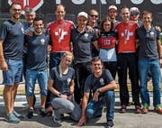Die beiden Cha-Cha-Teams posieren mit ihren Helfern, die beiden Schweizer Meister mit dem entsprechenden Shirt. (Bild: pd)