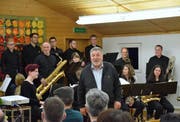 Schulratspräsident Josef Rütsche begrüsste 66 Stimmberechtigte zur Lütisburger Bürgerversammlung. Die Big Band der Musikschule Toggenburg eröffnete den Abend. (Bild: Christoph Heer)