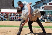 Janosch Kobler (hinten) gehört zu den Hoffnungsträgern des Schwingklubs Mittelrheintal. (Bild: Emil Bürer)
