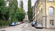 Die Frohbergstrasse soll zur Erschliessung des Kantonsspitals teilweise dreispurig ausgebaut werden. Im Bild der obere Teil der heutigen Quartierstrasse mit Blick zur Rorschacher Strasse und im Hintergrund zum Bürgerspital. (Bild: Urs Bucher (11. September 2017))