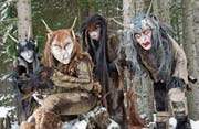 Den Überlieferungen zufolge steigen in den Raunächten die geheimnisvollen Perchtawiiber aus den Wäldern ins Tal herab. (Bild: Andreas Walter)