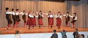 Die Volkstänze der serbischen Gruppe, bestehend aus Kindern und Erwachsenen, waren Teil des Unterhaltungsprogrammes am Samstagabend. (Bilder: Beat Lanzendorfer)