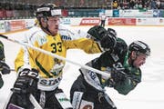 Thurgaus Verteidiger David Wildhaber (links) wehrt sich gegen Oltens Torschütze zum 1:0, Remo Hirt. (Bild: Urs Lindt/freshfocus)