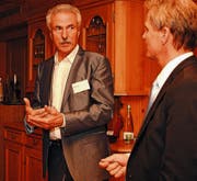 Dölf Früh im Gespräch mit Sven Bradke. «Dölf, wir sind an deinen Lippen geklebt», sagte am Ende jemand. (Bild: Samuel Tanner)