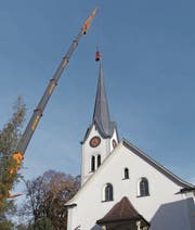 Arbeiten vom Kran aus in schwindelerregender Höhe an der Turmspitze. (Bild: PD)