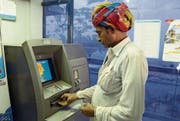 Automaten in Gefahr: 86 Prozent des Bargelds wurden in Indien für ungültig erklärt. (Bild: Shaukat Ahmed/Getty (Ajmer, 16. November 2016))