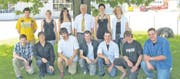 Die Erfolgreichen mit Berufsbildungsleiter Paul Lüchinger (Mitte); hinten v.l.: Philipp Christen, Tamara Luzi, Céline Kühn, Rebecca Ammann und Jessica Loher. Vorne v.l.: Philipp Hasler, Fabian Graber, Philipp Riedi, Janick Lüchinger, Roman Büchler, Raphael Büchel und Sandro Lombardi. (Bild: pd)