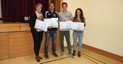2. Rang: Frauenverein Ganterschwil, vertreten durch Karin Thoma; 1. Rang: Turnverein STV Bütschwil, vertreten durch René Schönenberger; 3. Rang: Jungwacht Bütschwil mit Simon Gübeli und Blauring Bütschwil, vertreten durch Martina Rütsche (von links). (Bild: PD)
