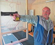 Theo Dietsche von den Pistolenschützen Rüthi-Lienz ist vorläufig der beste einheimische Kandidat für den Festsieger-Ausstich in der Kategorie 50 Meter. (Bild: Mäx Hasler)