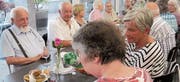 Bewohnerinnen und Bewohner der Alterssiedlung vor Beginn der Generalversammlung. (Bild: Bea Näf)
