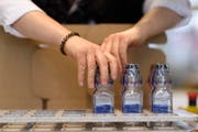 Die Berlinger Special AG mit Sitz in Ganterschwil wird die Produktion von Fläschchen zur Aufbewahrung von Doping-Proben einstellen. (Bild: Gian Ehrenzeller (Keystone))