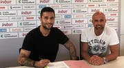 Torhüter Dejan Stojanovic und FCSG-Trainer Giorgio Contini bei der Vertragsunterzeichnung. (Bild: PD)