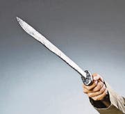 Der Angeklagte soll sein Opfer unter Gewaltanwendung, mit einem Bajonett bewaffnet, vergewaltigt haben. (Symbolbild: depositphotos/Elnur)