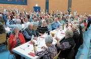 601 zufriedene Raiffeisen-Genossenschafterinnen- und Genossenschafter zeigten mit erhobener Stimmkarte ihre Zustimmung. (Bilder: Maya Seiler)