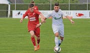 Der FC Au-Berneck (rechts) hat den FC Montlingen in der Rückrunde der Saison 2015/16 als bestes Rheintaler 2.-Liga-Team abgelöst. Montlingen fiel auch hinter Altstätten zurück. (Bild: Dominik Sieber)