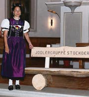 Jodlerin Sonja Lieberherr-Schnyder erhält für ihren grossen Einsatz über die vielen Jahre eine Ruhebank geschenkt.