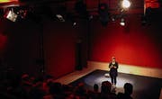 Willkommen im Theater 111: Claudia Wirth von der Theaterleitung führt die neugierigen Besucher durchs Eröffnungsprogramm. (Bild: Jonny Schai)