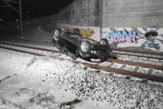 Beim Unfall verletzte sich der Fahrer leicht. (Bild: Kapo SG)
