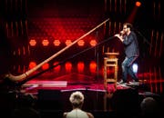 Enrico Lenzin mit seinen Alphörnern vor Jury und Publikum der Sendung "Die grössten Schweizer Talente". (Bild: SRF/Paolo Foschini)