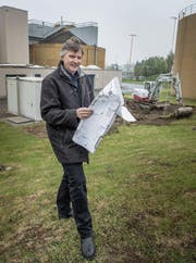 Betriebsleiter Hanspeter Bauer auf dem Areal der ARA Hofen, wo der Neubau geplant ist. (Bild: Ralph Ribi)