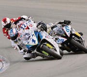Dominic Schmitter (Nr. 99): Zuerst duellierte er sich mit Vorjahres-Gesamtsieger Jesco Günther (Nr. 1) und Leon Bovee (22) – dann musste er im Auto Platz nehmen. (Bilder: pd)