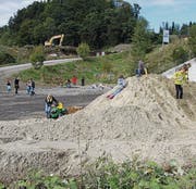 Die Kinder haben am Riesensandhaufen schnell Gefallen gefunden. (Bild: Katja Blöchlinger)