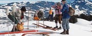 Beim Start auf der Wolzenalp: Die letzten Vorbereitungen werden getroffen, dann geht es mit historischer Ausrüstung ab auf die Piste. (Bild: Christiana Sutter)