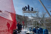 Die Kameras werden auf die Podeste, die entlang der Skipisten aufgestellt sind, transportiert. (Bild: PD)