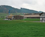 Auf der Wiese im Vordergrund plant die Kuhn Back & Gastro AG einen Neubau. Hinten links das sich im Bau befindliche Käsereifungslager der Bütschwil Käse AG. (Bild: Beat Lanzendorfer)