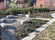 Der im Sommer erstellte Naschgarten mit Sitzplatz beim Kindergarten Bergstrasse wird im März 2018 offiziell eröffnet. (Bild: PD)
