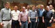 V. l.: Mike Egger und Diego Heule (Beisitzer), Marcel Büchi (Revisor), Davide Torregrossa (Sekretär), Marcel Adolf (Präsident), Pascal Zeller (Vizepräsident), Dieter Spinner (Gründungspräsident), Nationalrat Lukas Reimann, Ludwig Ammann (Revisor), es fehlt Samuele Torregrossa (Kassier). (Bild: pd)