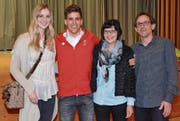 Joel Gisler mit seinen Eltern Ursula und Kurt sowie Freundin Michèle, einer Jonschwilerin, beim Empfang am Dienstagabend im Mehrzweckgebäude in Libingen. (Bilder: Beat Lanzendorfer)