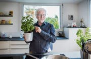 Jürg Brunner in der Küche seines Hauses an der Aeplistrasse im Heiligkreuz-Quartier. (Bild: Jil Lohse)