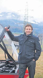 Symbolisch: Stefan Kirchgraber vor dem Kraftwerk Montlingen. (Bild: Samuel Tanner)