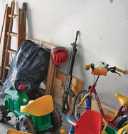 Waffen müssen im Haushalt vor Kindern geschützt werden. (Bild: Keystone)