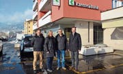 Die Betreiber von Fashion Outlet Stefan Schneider (links) und Daniel Weber (3. von links) bieten Hand und machen Platz für Maria Kägis «go poschta». Glücklich über den neuen Dorfladen ist Gemeindepräsident Christian Sepin. (Bild: Kurt Latzer)
