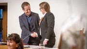 Franziska Ryser übergibt Gallus Hufenus das Präsidium des St. Galler Stadtparlaments. (Bild: Benjmain Manser)