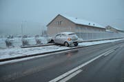 Das Auto geriet ins Schleudern und prallte in einen Zaun. (Bild: Kapo AR)