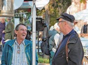 Ein Telefon, wie nur die ältere Generation es noch aus dem eigenen Alltag kennt. Am Flohmarkt bedurfte man allerdings keiner Kommunikationsmittel, um sich prächtig zu unterhalten. (Bild: Gert Bruderer)