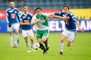 Die Luzerner waren am Ende stärker: St.Gallens Silvan Hefti (links) im Spiel gegen Luzerns Jerome Thiesson. (Bild: URS FLUEELER (KEYSTONE))
