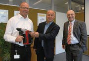 Optimistisch trotz Insolvenz: (von links) Roger Hasler (Vertriebschef der Kress-Elektrowerkzeuge in der Schweiz), Dieter C. Kress (Inhaber der Kress-elektrik GmbH) und Stefan Jud (Geschäftsführer Cekatec) mit dem neusten Produkt, einem 360 BPS BiPower Bohrschrauber. (Bild: Hansruedi Kugler)