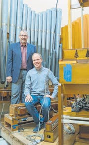 Bald werden die Pfeifen klingen: Restaurator Jeff Weiler und Organist Bernhard Ruchti. (Bild: Coralie Wenger)