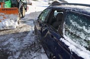 Mit der Heckschaufel rammte der Schneepflug einen Personenwagen. (Bild: Kapo AR)