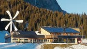 Das Berggasthaus Gamplüt in Wildhaus setzt auf eine Windturbine und Fotovoltaik. Die beiden Anlagen decken etwa 48 Prozent des gesamten Energiebedarfs. (Bild: Schweizer Solarpreis 2017)